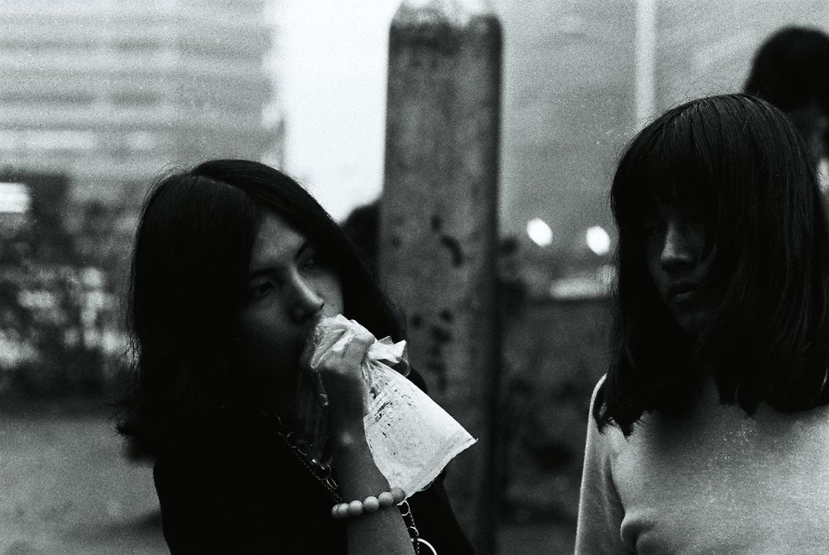 a fūten couple publicly huffing. Photograph by Hanaga Mitsutoshi Courtesy of Mitsutoshi Hanaga Project Committee