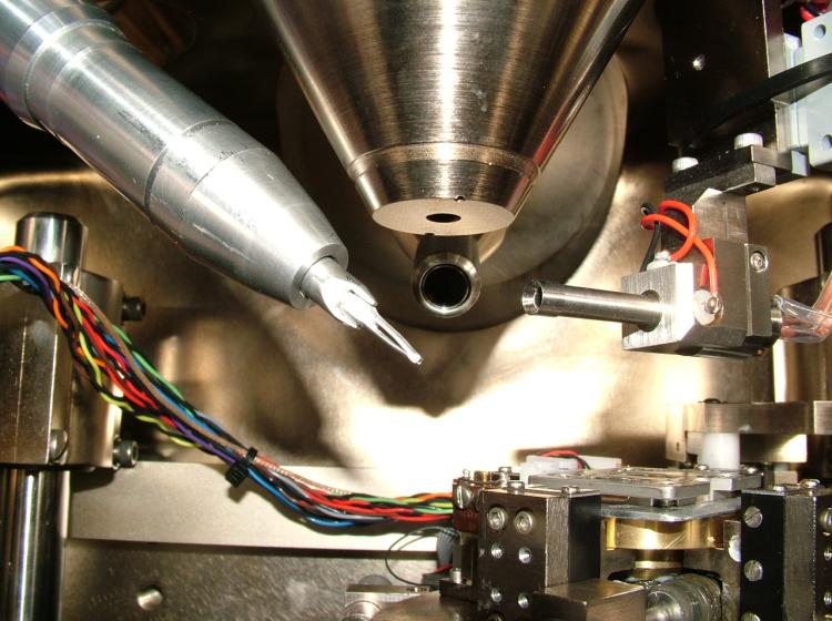 Internal chamber of the Micrion 2500 FIB system