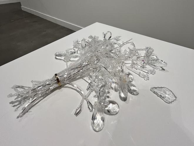 Bouquet of flowers made from crystals, placed on a pedestal.