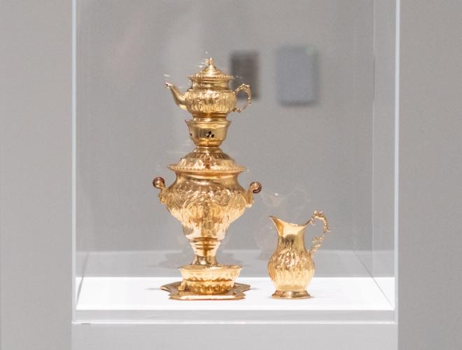 Vitrine with golden tea service.