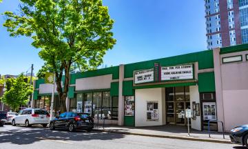 Fifth Avenue Cinema exterior photo