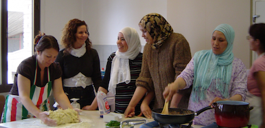 People participating in a Mescladís cooking workshop