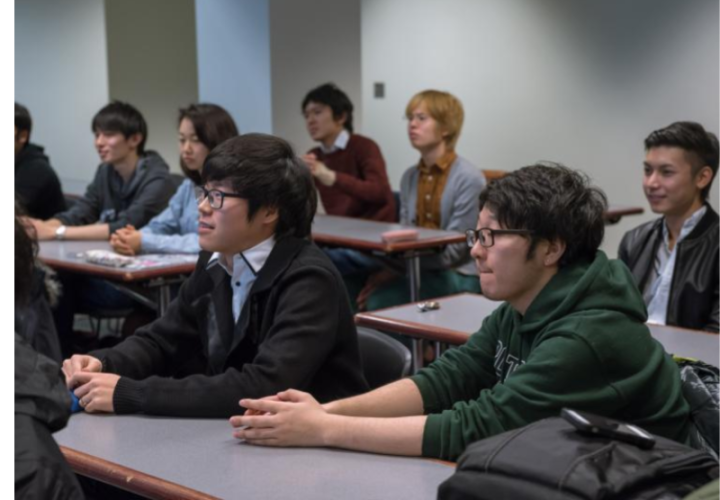 A class full of student listening to a lecture.