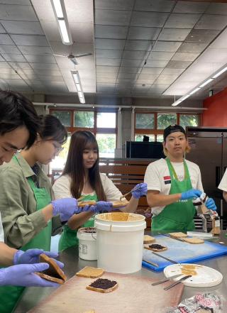 Students preparing food at Blanchet house