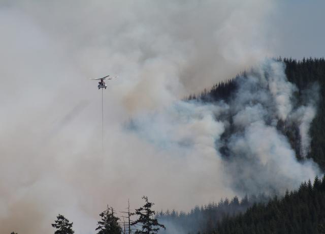 Helicopter dropping water on Southern Oregon wildfire