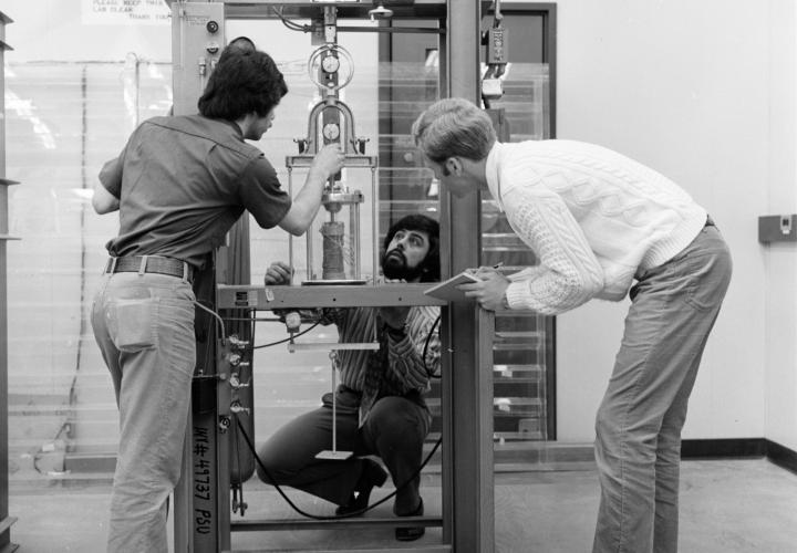 students in engineering lab in 1970s