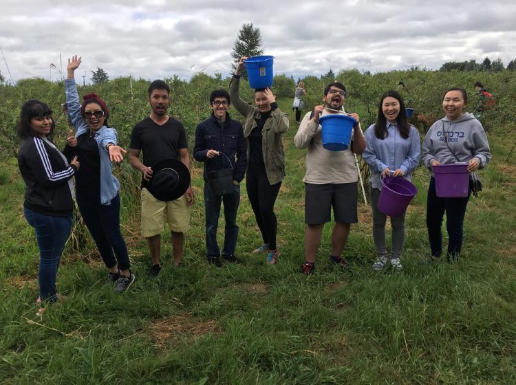 Students picking berries at Sauvie Island