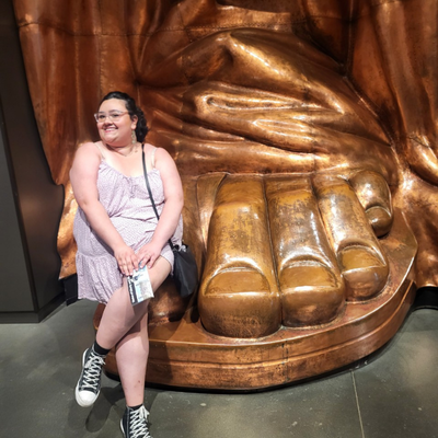 Singer at the foot of the Statue of Liberty