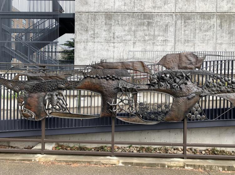 A section of the sculpture, depicting marine life in a seashore environment