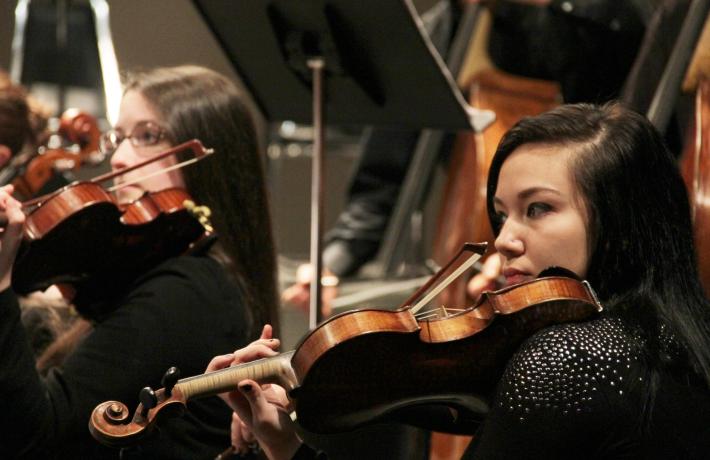 String players in performance