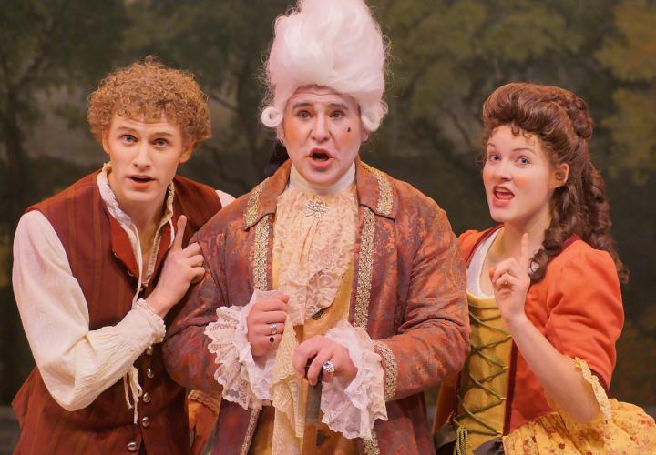 Oper singers performing in costume