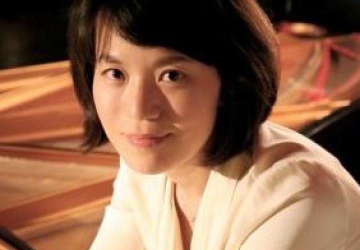 Headshot of pianist Julia Lee.
