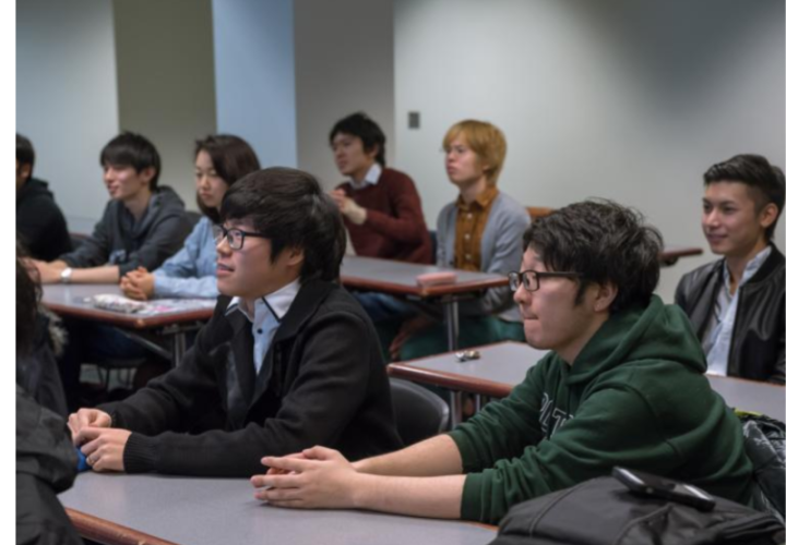 A class full of student listening to a lecture.
