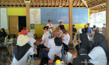 Students learning about community‑based forest management, guided by the Sedyo Makmur community in Indonesia during the 2025 ECCR course