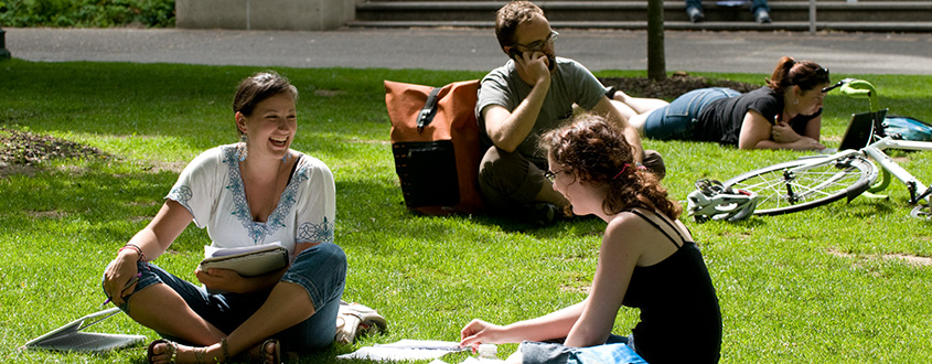two PSU online students studying in the park