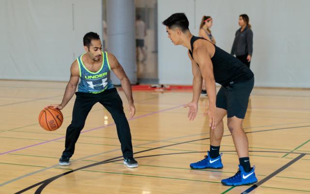 People playin basketball