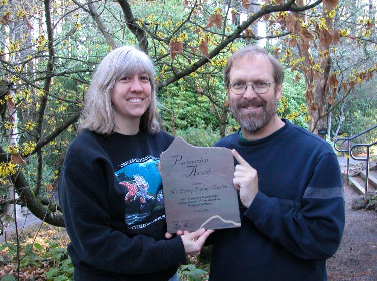 The Berry Botanic Garden receives the Conservation Service Award (2000).