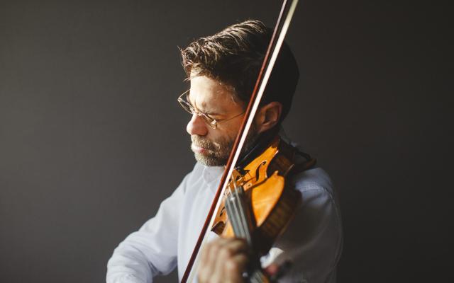 Tomás Cotik plays violin in soft light