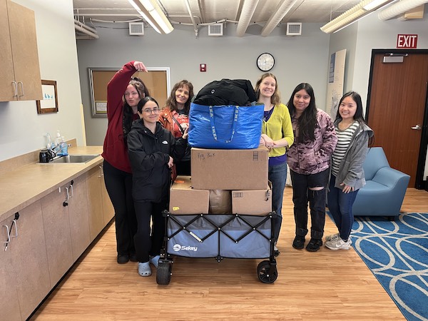 Student Leaders for Service with items to distribute at Clay Street Table