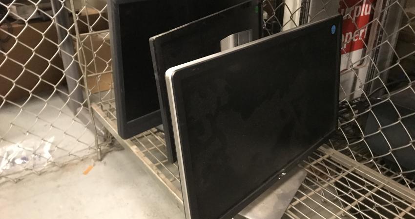 20" or larger monitors (stock photo)