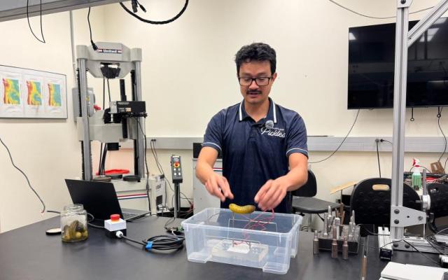 PSU researcher Josh Méndez setting up a glowing pickle experiment in a lab