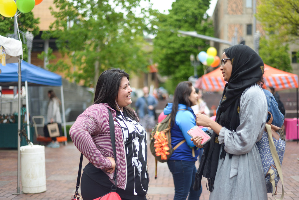 Two students talking on the parkblocks