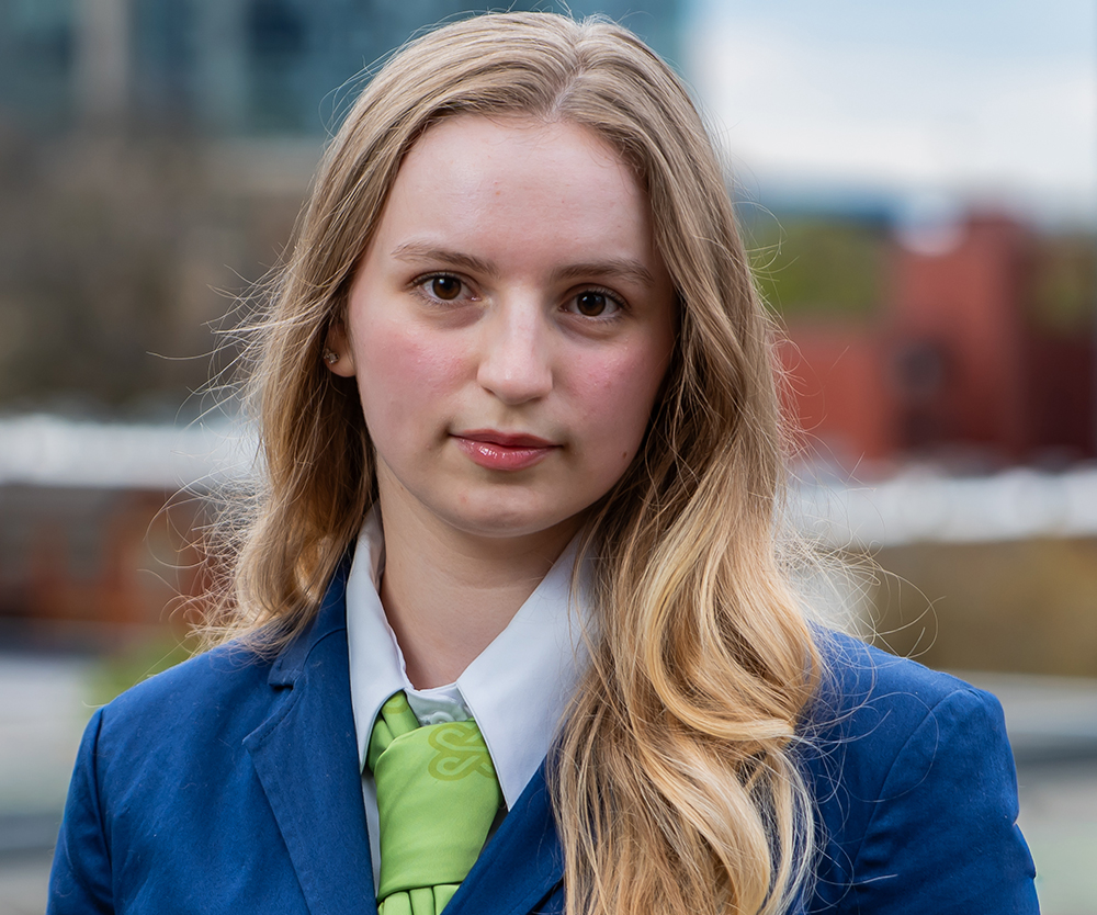 Adel Sommer headshot