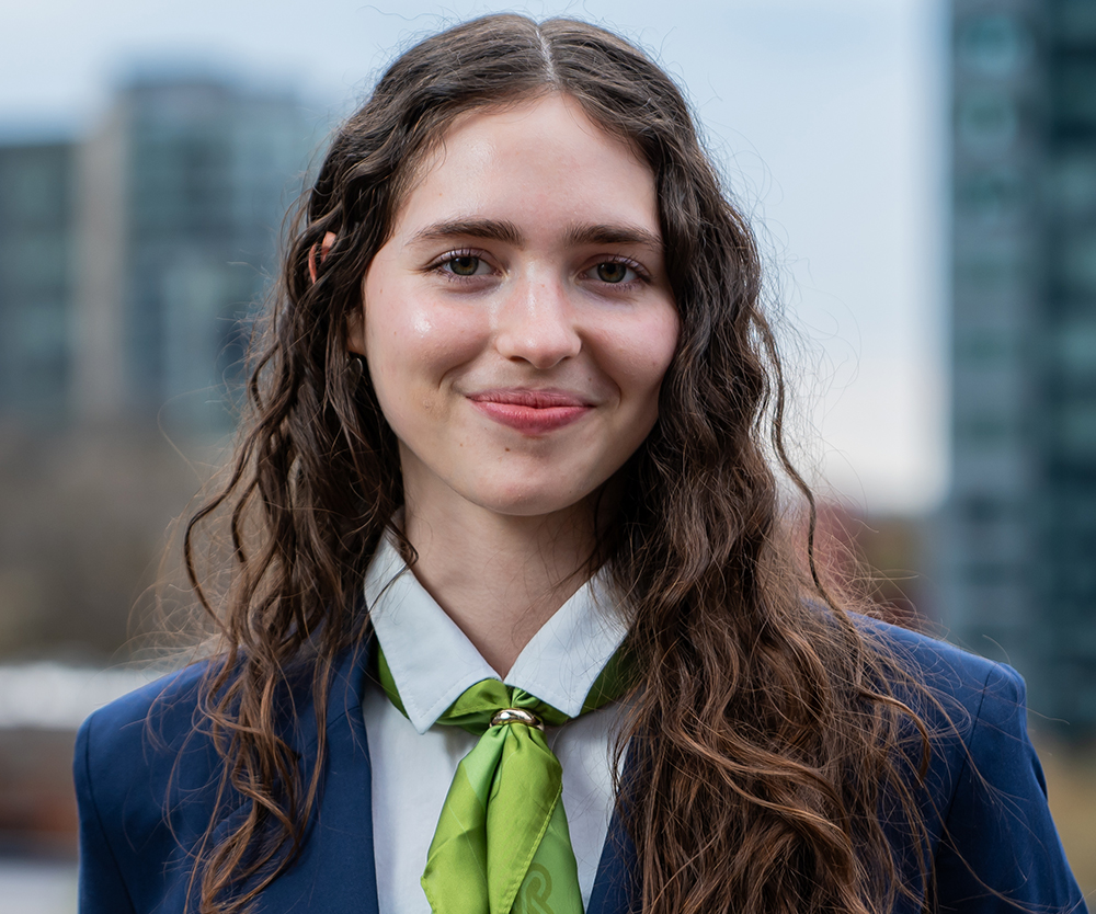Carys Dhynes headshot