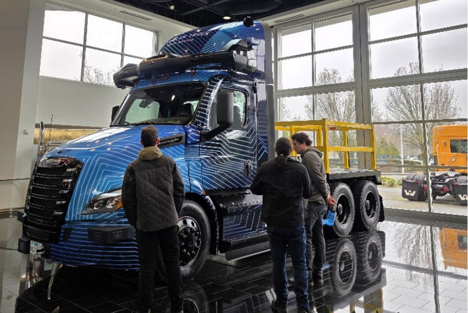 Students viewing Daimler Truck North America Autonomous Electric Semi - Viking Motorsports Tour of Daimler Truck North America